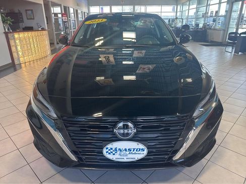 Used 2023 Nissan Altima 2.5 SV w/ SV Premium Package image 2