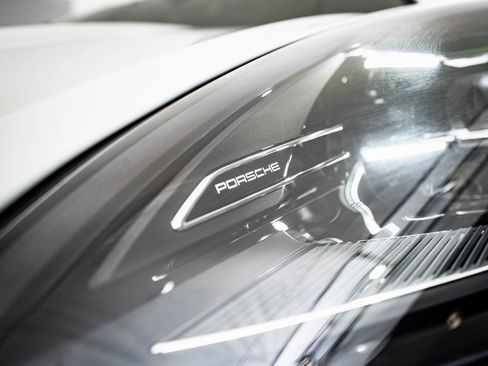 Certified 2025 Porsche Macan Turbo image 15