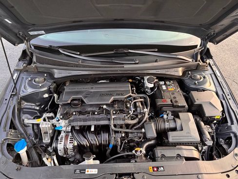 Used 2025 Hyundai Elantra SE FWD image 9