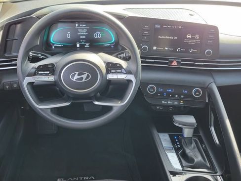 Certified 2025 Hyundai Elantra Blue image 4