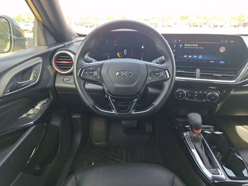 Used 2025 Chevrolet Trax RS w/ Sunroof Package FWD image 13