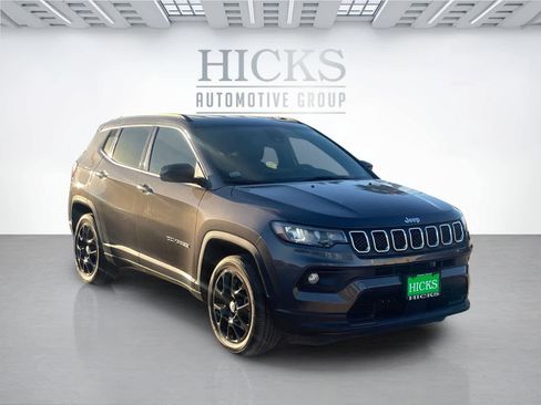 Used 2024 Jeep Compass Latitude image 2