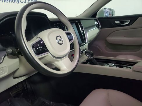 Used 2020 Volvo S60 T6 Momentum image 17