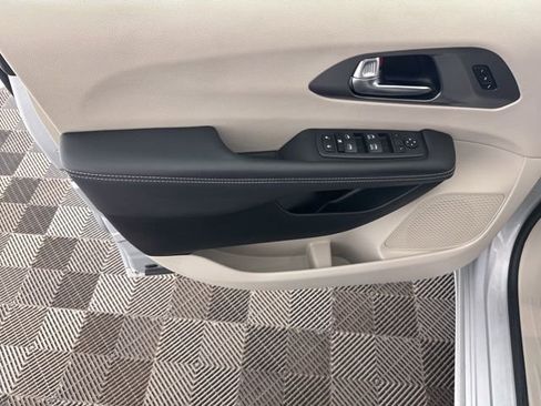 Used 2023 Chrysler Pacifica Touring-L image 20