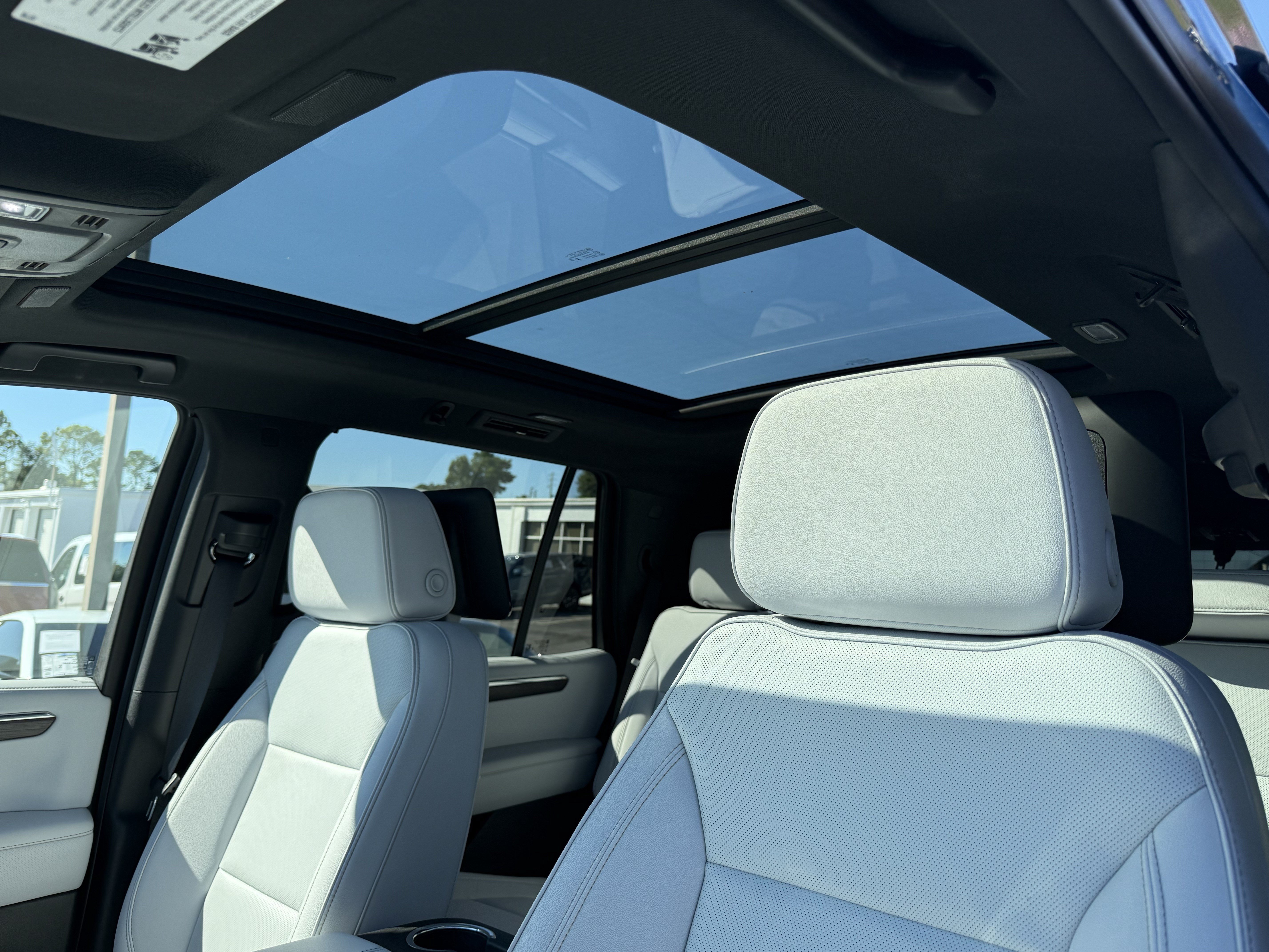 Used 2025 Chevrolet Tahoe Premier AWD/4WD image 28