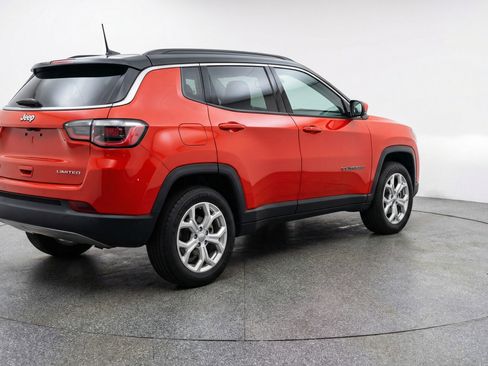 Used 2025 Jeep Compass Latitude image 9