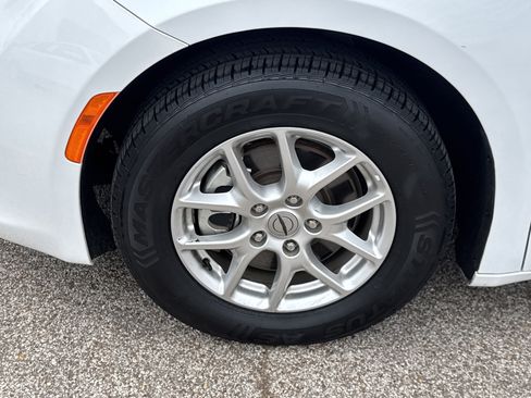 Used 2023 Chrysler Voyager LX image 9