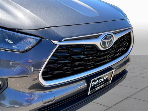 Used 2022 Toyota Highlander XLE AWD/4WD image 29