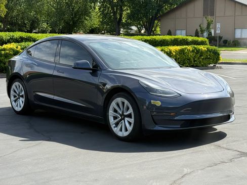 Used 2022 Tesla Model 3 Standard Range RWD image 3