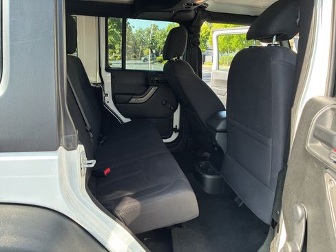 Used 2018 Jeep Wrangler Unlimited Sport w/ Connectivity Group AWD/4WD image 45