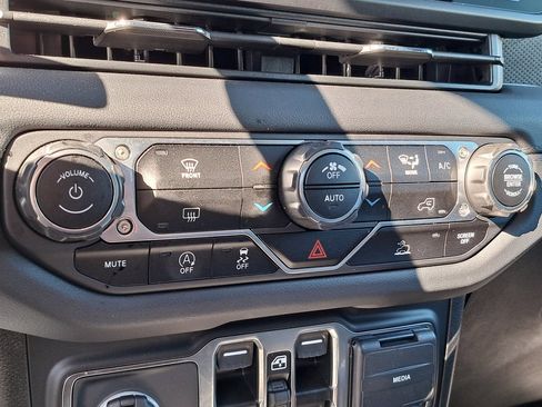 Used 2024 Jeep Gladiator Rubicon image 16