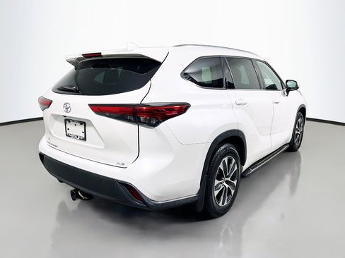 Used 2020 Toyota Highlander XLE FWD image 4