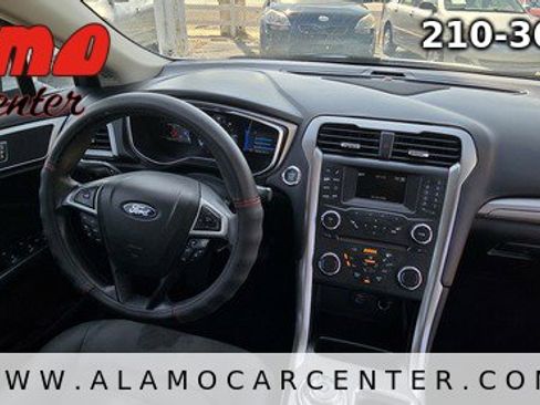 Used 2017 Ford Fusion SE image 18
