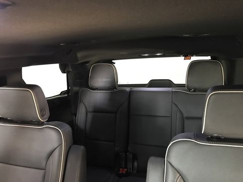 Used 2023 GMC Yukon SLT w/ SLT Luxury Package image 13