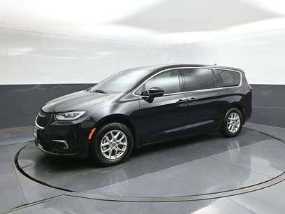 Used 2025 Chrysler Pacifica Select