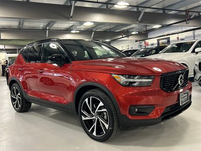 Used 2022 Volvo XC40 T5 R-Design w/ Advanced Package