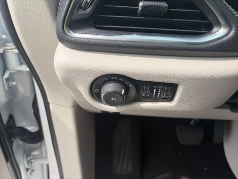 Used 2024 Chrysler Pacifica Limited w/ Trailer Tow Group FWD image 19