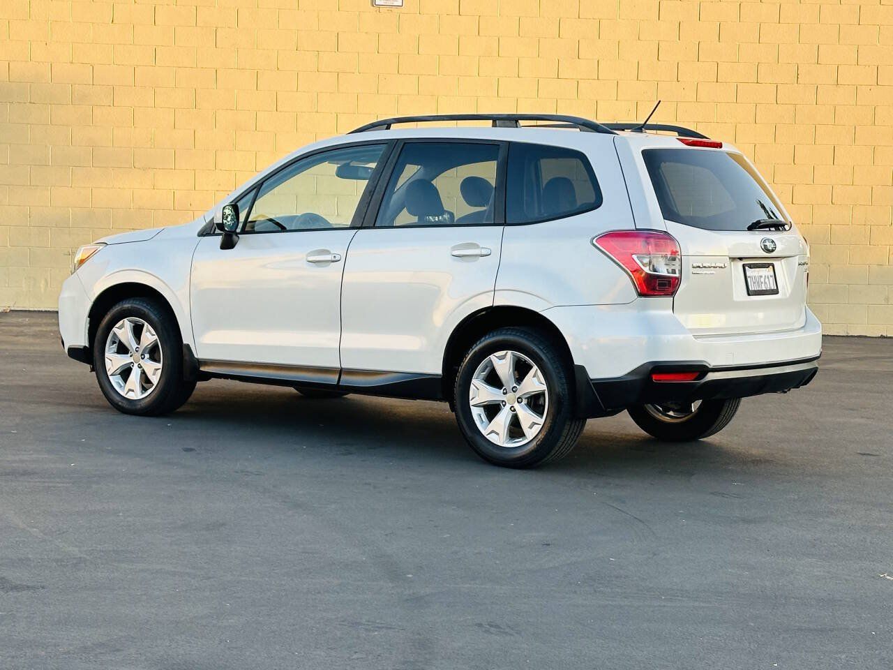 Used 2015 Subaru Forester 2.5i Premium w/ All-Weather Package AWD/4WD image 5