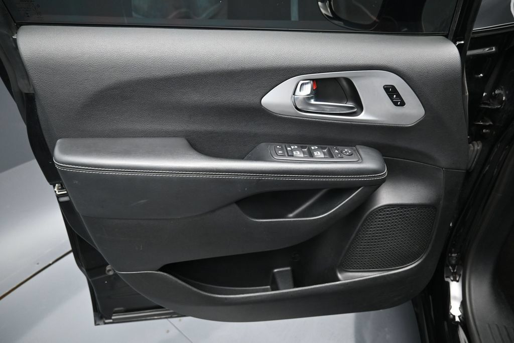 Used 2025 Chrysler Pacifica Limited FWD image 11