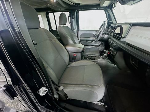 Used 2025 Jeep Wrangler Sahara image 28