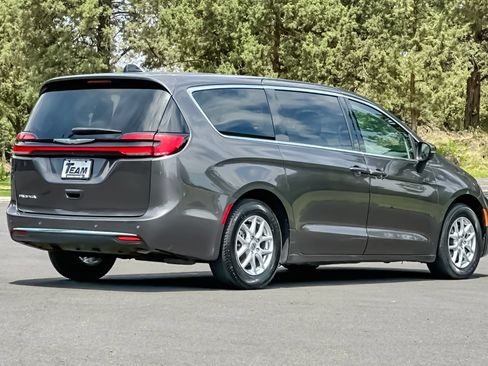 Used 2023 Chrysler Pacifica Touring-L FWD image 4