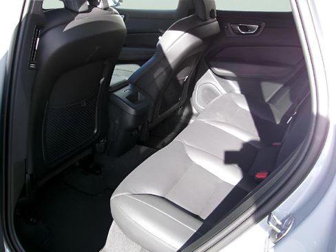 Used 2025 Volvo XC60 B5 Plus image 9