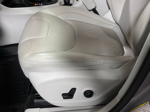 Used 2019 Jeep Cherokee Limited w/ Technology Group FWD image 16