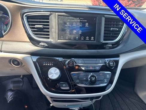 Used 2020 Chrysler Voyager L FWD image 7