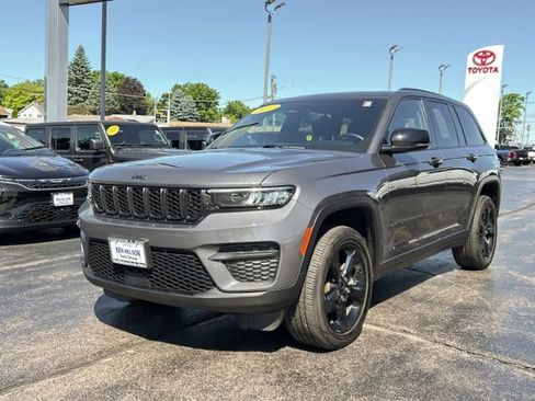 Used 2022 Jeep Grand Cherokee Altitude AWD/4WD image 5