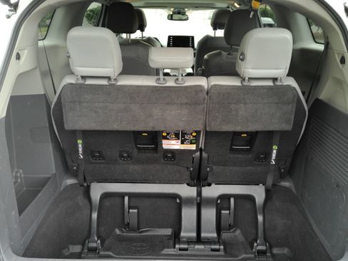 Used 2022 Toyota Sienna XLE AWD/4WD image 8