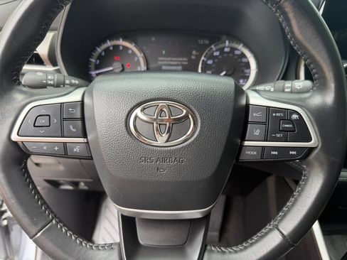 Used 2024 Toyota Highlander LE FWD image 24