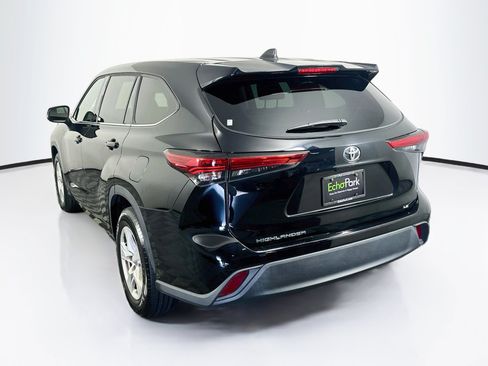 Used 2022 Toyota Highlander LE FWD image 5