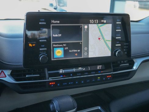 Used 2021 Toyota Sienna Limited image 20