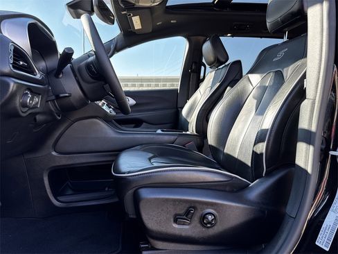 Used 2025 Chrysler Pacifica Limited image 29
