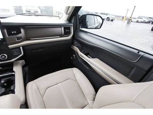 Used 2023 Ford Expedition Limited image 10