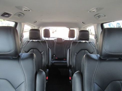 Used 2024 Chrysler Pacifica Touring-L image 40