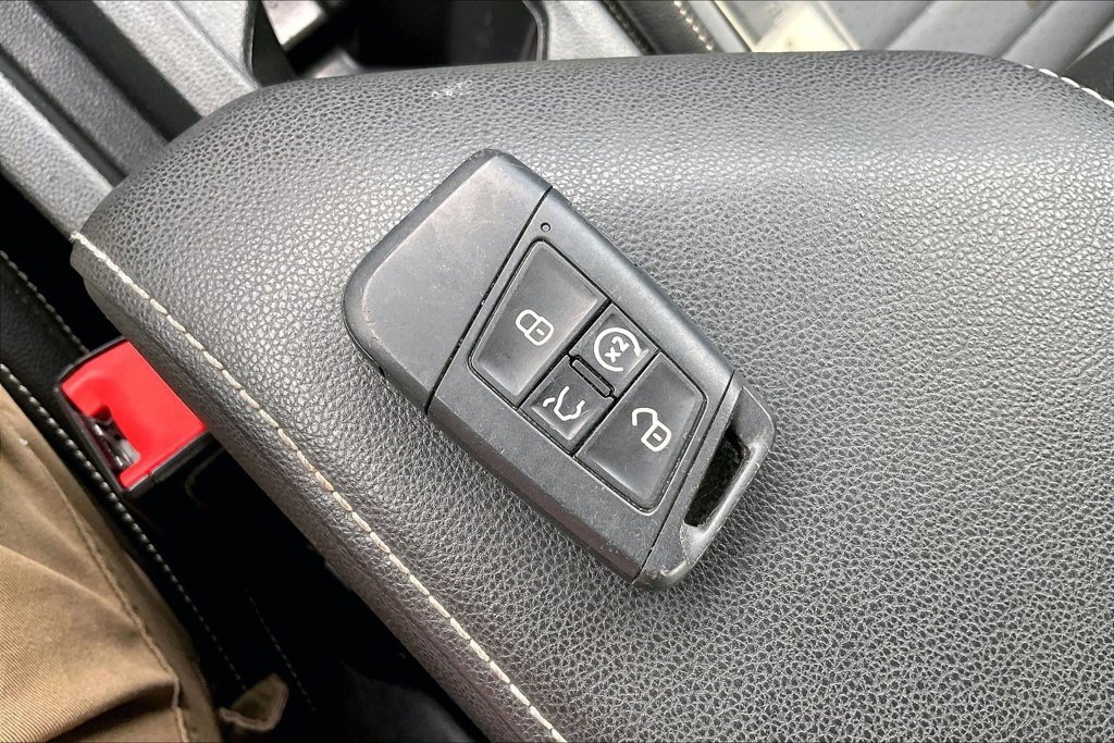 Used 2025 Volkswagen Jetta SE FWD image 33