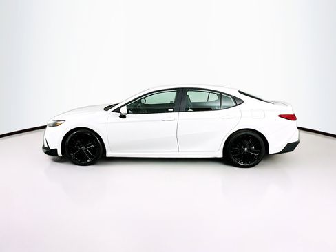 Used 2025 Toyota Camry SE image 4