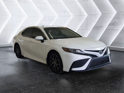Used 2021 Toyota Camry SE w/ Convenience Package FWD image 1