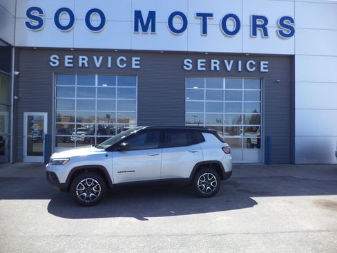 Used 2025 Jeep Compass Trailhawk w/ Trailhawk Elite Group AWD/4WD image 1