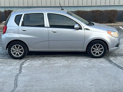 Used 2009 Chevrolet Aveo5 LT w/ Power and Convenience Package image 2