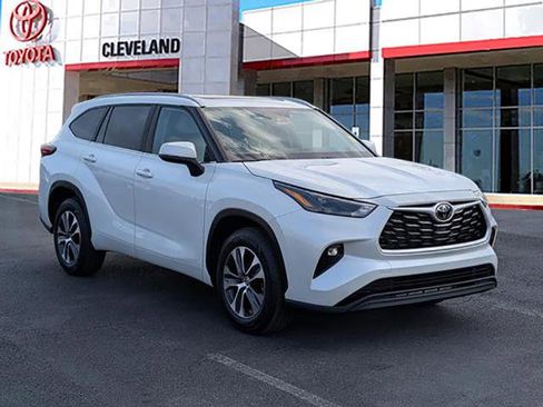 Used 2023 Toyota Highlander XLE image 2