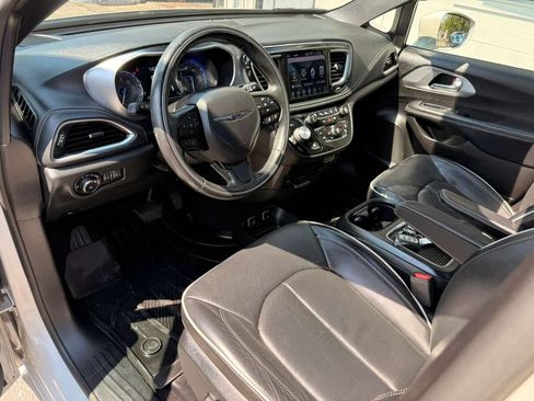 Used 2019 Chrysler Pacifica Limited w/ Advanced Safetytec Group FWD image 22