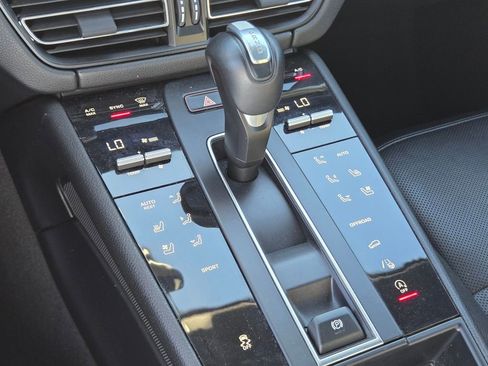 Used 2024 Porsche Macan w/ Premium Plus Package image 20