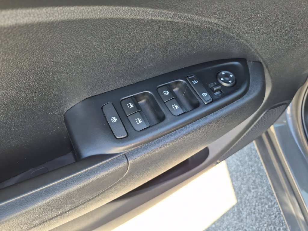 Used 2025 Hyundai Venue SEL FWD image 13