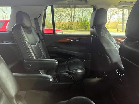 Used 2015 Cadillac Escalade Luxury image 11