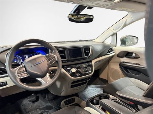 Used 2018 Chrysler Pacifica Touring Plus image 22