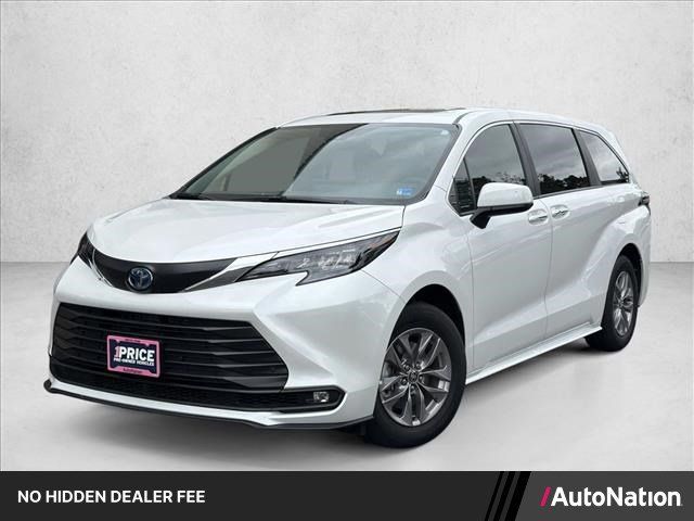 Used 2025 Toyota Sienna XLE AWD/4WD image 1