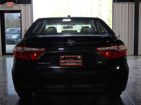 Used 2017 Toyota Camry SE image 4