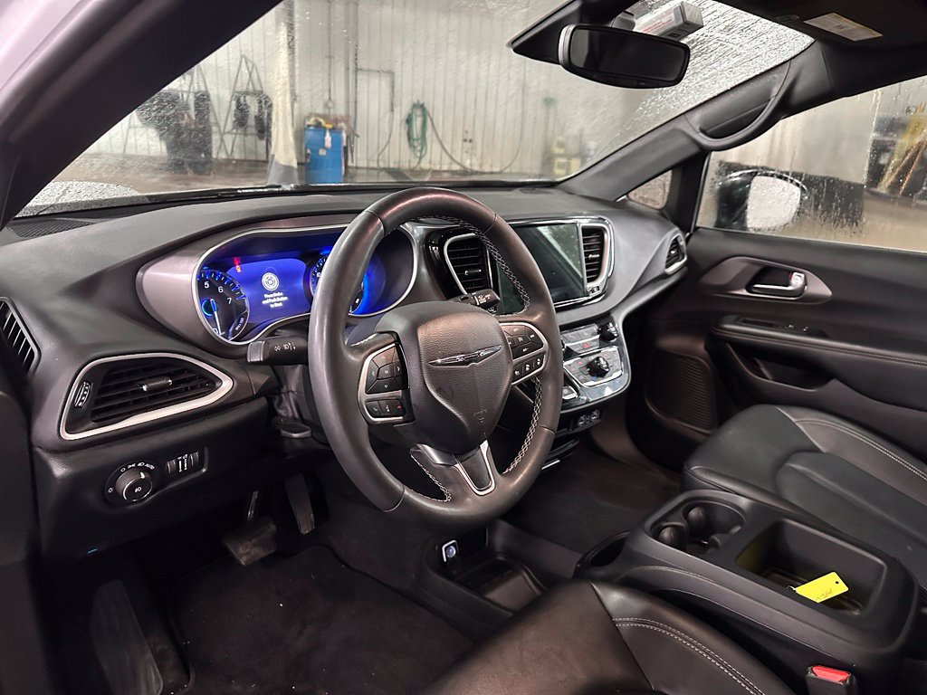 Used 2025 Chrysler Pacifica Select FWD image 13